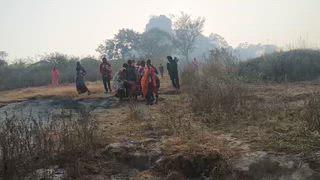 यह तस्वीर गुमला जिला के घाघरा ब्लॉक अंतर्गत आदिम जनजाति बहुल झलकापाठ गांव की है। गांव तक पहुंच पथ नहीं है। प्रसव पीड़ा से कराह रही महिला को परिजन 1 किमी बहंगी में लादकर सड़क तक लाए। फिर घाघरा से गुमला अस्पताल लाने के दौरान जच्चा बच्चा दोनों की हो गई मौत।
सवाल अब यह उठता है इसके लिए दोषी कौन, कौन लेगा मौत की जिम्मेवारी??