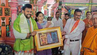 *ఆదిత్యుని దర్శించుకున్న కేంద్ర మంత్రి రామ్మోహన్ నాయుడు*
- సూర్య దేవుని ఆశీస్సులు తీసుకున్న  శివాన్ ఎర్రంనాయుడు
- వైకుంఠ ఏకాదశి, రథసప్తమి ఏర్పాట్లపై ఆరా తీసిన రామ్మోహన్ నాయుడు. 
డిసెంబర్ : కేంద్ర పౌర విమానయాన శాఖ మంత్రి కింజరాపు రామ్మోహన్ నాయుడు దంపతులు.. తమ కుమారుడు శివాన్ ఎర్రంనాయుడు తో కలసి ఆదివారం నాడు శ్రీకాకుళంలోని ప్రముఖ సూర్య దేవాలయం అరసవల్లి ఆదిత్యుని దర్శించుకున్నారు. ఆలయానికి విచ్చేసిన కేంద్ర మంత్రిని వేద మంత్రోచ్ఛారణ, మంగళ వాయిద్యాల నడుమ పూర్ణ కుంభ స్వాగతాన్ని పలికారు. అనంతరం ఆలయంలో ప్రత్యేక పూజలు చేశారు. ఆలయ ప్రాంగణంలోని వినాయక, శైవ క్షేత్రాలను ఈ సందర్భంగా రామ్మోహన్ నాయుడు దంపతులు దర్శించుకుని ప్రత్యేక పూజలు చేశారు. అనంతరం ఆలయ అనివెట్టి మండపంలో వేద ఆశీర్వదాన్ని, సూర్యదేవుని చిత్రపటాన్ని అర్చక బృందం, దేవాదాయ శాఖ అధికారులు అందించారు. ఈ సందర్భంగా త్వరలో జరగబోయే వైకుంఠ ద్వార దర్శనం, రథసప్తమి ఉత్సవ ఏర్పాట్ల గురించి అధికారులను అడిగి తెలుసుకున్నారు. భక్తులకు ఎలాంటి ఇబ్బంది రాకుండా వైభవంగా నిర్వహించాలని అదేశించారు. 
అరసవల్లి సూర్యదేవుని దర్శించుకోవడం ఆనందంగా ఉందని, ఎప్పుడూ ఆ ఆదిత్యుని తలచుకున్నా.. విశేష మానసిక ప్రశాంతత లభిస్తుందని తెలిపారు. దేశ ప్రజలందరికీ భాస్కరుని ఆశీస్సులు ఉండాలని ఆకాంక్షించారు.