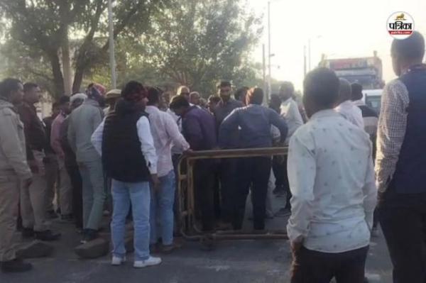 जयपुर के बगरू से बड़ी खबर 
संदिग्ध परिस्थितियों में 38 वर्षीय युवक की हुई मौत
परिजनों ने तीन जनों पर जहरीला पदार्थ पिलाने का लगाया है आरोप
आरोपियों का मृतक के साथ था रूपयों के लेन देन को लेकर विवाद
मृतक की पत्नी ने बगरू थाने में तीन लोगों के खिलाफ नामजद रिपोर्ट करवाई दर्ज
मृतक मुकेश जांगिड़ निवासी सांझरिया का पोस्टमार्टम करवाकर शव परिजनों को सौंपा
उपनिरीक्षक सुरेन्द्र सिंह कर रहे है मामले की जांच