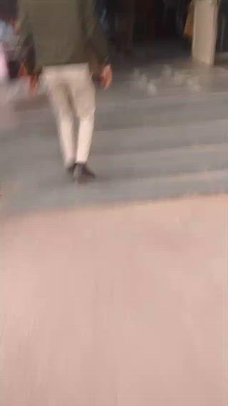 *डीसीएम की टक्कर से दादा-पोता की दर्दनाक मौत*
पत्रकार रामजी दीक्षित बाराबंकी 
*बीए द्वितीय वर्ष की परीक्षा देकर फतेहपुर से लखनऊ के लिए बाइक पर बाबा के साथ निकला था छात्र*
*गंभीररूप से घायल होने पर पुलिस ने पहुंचाया जिला अस्पताल, जहाँ मृत घोषित* डीसीएम की टक्कर से दादा-पोता की मौत, परिवार में मचा कोहराम
बाराबंकी। देवा कोतवाली क्षेत्र में रविवार की शाम हुए दर्दनाक हादसे में बाइक सवार दादा-पोता गंभीर रूप से घायल हो गए। सूचना पहुंची पुलिस ने आनन-फानन में दोनों को जिला अस्पताल पहुंचाया जहाँ चिकित्सकों ने उन्हें मृत घोषित कर दिया।
जानकारी के अनुसार गोमती नगर थाना क्षेत्र के हुसैन पुरवा निवासी आयुष यादव (20) पुत्र रामसिंह यादव फतेहपुर कोतवाली क्षेत्र में स्थित साईं पीजी कॉलेज का बीए द्वितीय वर्ष का छात्र था। रविवार को दोपहर पाली की परीक्षा समाप्त होने के बाद अपने दादा रामस्वरूप यादव (60) के संग घर वापस लौट रहा था। लौटने के दौरान देवा कोतवाली क्षेत्र अंतर्गत ग्राम बरेठी स्थित पुलिया के पास तेज रफ्तार डीसीएम ने बाइक को टक्कर मार दी। इस दुर्घटना में गंभीररूप से घायल हुए दोनों दादा-पोता को स्थानीय पुलिस ने आनन-फानन में जिला अस्पताल भिजवाया। जहाँ पहुंचने पर चिकित्सकों ने उन्हें मृत घोषित कर दिया।
परिवार में एक साथ हुई दो मौतो से परिजनों में कोहराम मच गया। इस दौरान उपजिलाधिकारी सदर, क्षेत्राधिकारी नगर और कोतवाली पुलिस टीम मौजूद रही।