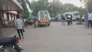 अस्पताल गेट पर इंसानियत टूट गई-
मध्‍य प्रदेश के सतना में सड़क हादसे में कमलेश रावत का पैर टूट गया। उन्‍हें 108 एंबुलेंस से जिला अस्पताल लाया जा रहा था
रास्ते में तबीयत बिगड़ी, उल्टियां होने लगीं। एंबुलेंस के बाहर उल्टी करने के दौरान उसके छीटें गाड़ी पर पड़ गये
अस्पताल के गेट पर पहुंचते ही बेशर्म ड्राइवर ने मरीज की पत्नी से ही एंबुलेंस को धुलवाया
एंबुलेंस संचालक जवाब-तलब किया गया है