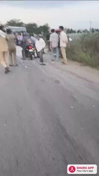 चलती बस पर पलटी गिट्टी से भरा डम्फर