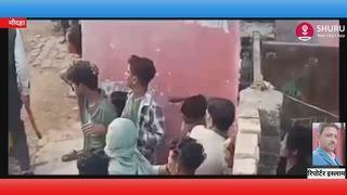 दबंगों ने घर में घुसकर महिला व दामाद से की मारपीट दे डाली जान से मारने की धमकी 
मौदहा कोतवाली क्षेत्र के सिचौली पूर्व में दबंगों द्वारा घर में घुसकर महिला और उसके दामाद के साथ बेरहमी से मारपीट किए जाने का मामला सामने आया है
मामूली विवाद के बाद आरोपियों ने लाठी डंडों से हमला कर दोनों को घायल कर दिया और जान से मारने की धमकी देकर मौके से फरार हो गए
पुलिस ने घायलों को चिकित्सकीय परीक्षण के लिए भेजते हुए तहरीर के आधार पर जांच शुरू कर दी है 
कोतवाली प्रभारी ने बताया कि मामले की गंभीरता को देखते हुए आरोपियों के खिलाफ सख्त कार्रवाई की जाएगी 
और जल्द ही उनकी गिरफ्तारी सुनिश्चित की जाएगी