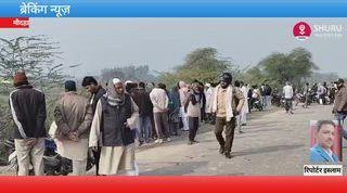 🚨 BREAKING NEWS 🚨
मौदहा में युवक का शव मिलने से मचा हड़कंप
(मोहम्मद इस्लाम, मौदहा–सुमेरपुर–हमीरपुर ब्यूरो)
मौदहा। कोतवाली क्षेत्र के कम्हरिया रोड पर नहर के पानी में एक युवक का शव उतराता मिलने से इलाके में सनसनी फैल गई। शव को देख ग्रामीणों ने तत्काल पुलिस को सूचना दी। मौके पर पहुंची पुलिस ने शव को बाहर निकलवाया।
मृतक की पहचान कम्हरिया निवासी वहीद उद्दीन उर्फ उल्ली पुत्र रशीद उद्दीन के रूप में हुई है। जानकारी के अनुसार मृतक की मां की दो दिन पूर्व ही मौत हुई थी, जिससे परिवार पहले से ही शोक में डूबा हुआ था।
मृतक के भाई ने युवक की हत्या किए जाने का आरोप लगाते हुए पुलिस से कड़ी कार्रवाई की मांग की है। घटना की सूचना मिलते ही परिजन व बड़ी संख्या में ग्रामीण घटनास्थल पर पहुंच गए, जिससे मौके पर भारी भीड़ जमा हो गई।
पुलिस ने शव को कब्जे में लेकर पंचनामा भरते हुए पोस्टमार्टम के लिए भेज दिया है। पुलिस अधिकारियों का कहना है कि पोस्टमार्टम रिपोर्ट आने के बाद ही मौत के कारणों का खुलासा हो सकेगा। फिलहाल पुलिस हर पहलू से मामले की जांच में जुटी हुई है।