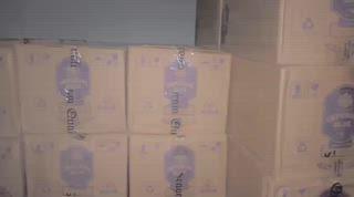 टाटीझरिया में अवैध शराब का बड़ा भंडाफोड़, 200 कार्टन विदेशी शराब जब्त
उपायुक्त के निर्देश पर उत्पाद विभाग की सघन कार्रवाई, डहरभंगा गांव में रात्री छापेमारी, एक आरोपी पर केस दर्ज
हजारीबाग | उपायुक्त, हजारीबाग के निर्देश पर अवैध शराब के निर्माण, भंडारण, बिक्री एवं परिवहन के विरुद्ध चलाए जा रहे सघन अभियान के तहत उत्पाद विभाग को बड़ी सफलता हाथ लगी है। सहायक आयुक्त उत्पाद के निर्देशन में गुप्त सूचना के आधार पर उत्पाद कर्मियों एवं सशस्त्र गृह रक्षा वाहिनी के जवानों ने टाटीझरिया थाना क्षेत्र के डहरभंगा गांव में देर रात करीब 8 बजे छापेमारी की।
छापेमारी के दौरान श्यामलाल साव के पुराने मकान से भारी मात्रा में अवैध विदेशी शराब बरामद की गई। मौके से Imperial Blue Whisky (For Sale in MP Only) के करीब 200 कार्टन, कुल लगभग 1800 लीटर शराब जब्त की गई।
इस मामले में संलिप्त आरोपी सुनील साव के विरुद्ध विभिन्न धाराओं के तहत अभियोग दर्ज करने की कार्रवाई की जा रही है। उत्पाद विभाग के अनुसार जब्त शराब की बाजार में आपूर्ति की तैयारी की जा रही थी, जिसे समय रहते रोक दिया गया।
छापेमारी दल का नेतृत्व उत्पाद अवर निरीक्षक कृष्णा प्रजापति ने किया। अभियान में अन्य उत्पाद कर्मियों के साथ सशस्त्र गृह रक्षा वाहिनी के जवानों ने भी सक्रिय सहयोग दिया।
उत्पाद विभाग, हजारीबाग ने स्पष्ट किया है कि जिले में अवैध शराब के कारोबार के खिलाफ कार्रवाई आगे भी सख्ती से जारी रहेगी।