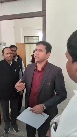 **दतिया.ब्रेकिंग....*
दतिया जिले में हो रहे अवैध डीजल पेट्रोल विक्रय से नाराज पेट्रोल पंप एसोसिएशन के लोग आज कलेक्ट्रेट पहुंचे।
उन्होंने कलेक्टर स्वप्निल वानखेड़े को एक लिखित आवेदन दिया।
पेट्रोल पंप एसोसिएशन का कहना है कि समीपस्थ राज्य उत्तर प्रदेश से कुछ लोग पेट्रोल डीजल दतिया जिले में खपा रहे हैं जिससे पेट्रोल पंपों की बिक्री लगातार घट रही है।
बिक्री घटने से हमारा खर्च भी नहीं निकल पा रहा है।
इस हेतु तुरंत अवैध रूप से हो रहे डीजल पेट्रोल बिक्री पर तुरंत रोक लगाई जाए।
कलेक्टर वानखेड़े ने मुद्दे को गंभीरता से लेते हुए तुरंत कार्यवाही करने का आश्वाशन देते हुए पंप एसोसिएशन को अपना मोबाइल नंबर दिया और व्हाट्स ऐप पर शिकायत लिखकर देने की भी बात कही।