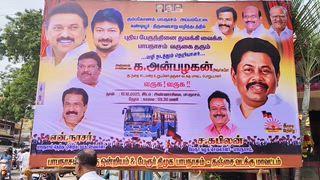 தஞ்சாவூர் மாவட்டம், பாபநாசத்தில் புதிய நகரப் பேருந்து துவக்க விழா பாபநாசம் பேரூராட்சி தலைவர் பூங்குழலி கபிலன் தலைமையில் நடைபெற்றது. 
பாபநாசம் திமுக ஒன்றிய செயலாளர்கள் நாசர், தாமரைச்செல்வன், பாபநாசம் நகர செயலாளர் கபிலன் ஆகியோர் முன்னிலை வகித்தனர்.
விழாவில் கும்பகோணம் தொகுதி சட்டமன்ற உறுப்பினர் சாக்கோட்டை அன்பழகன் கலந்துகொண்டு கும்பகோணத்திலிருந்து பாபநாசம் , அய்யம்பேட்டை, கண்டியூர் வழியாக திருவையாறு செல்லும் புதிய நகர பேருந்தினை  கொடியசைத்து துவக்கி வைத்தார்.
இந்நிகழ்ச்சியில் தமிழ்நாடு அரசு போக்குவரத்து கழகத்தின் கும்பகோணம் மண்டல துணை மேலாளர்  தங்கபாண்டியன், கும்பகோணம் கிளை மேலாளர் சுரேஷ், உதவி பொறியாளர் ராஜா , பாபநாசம் முன்னாள் ஒன்றிய குழு தலைவர் சுமதிகண்ணதாசன், அய்யம்பேட்டை பேரூராட்சி தலைவர் புனிதவதிகுமார், பேரூராட்சி துணை தலைவர் அழகேசன்,பொதுக்குழு உறுப்பினர் ரேவதி நடராஜன்,பாபநாசம் பேரூராட்சி செயல் அலுவலர்  குமரேசன், பாபநாசம் சுகாதார ஆய்வாளர் பரமசிவம் மற்றும் பேரூராட்சி கவுன்சிலர்கள், முன்னாள் ஒன்றிய கவுன்சிலர்கள் உள்ளாட்சி அமைப்பு பிரதிநிதிகள், ஓட்டுநர்கள், பொது சங்கப் பிரதிநிதிகள் ,நடத்துனர்கள், தொழில் நுட்ப பணியாளர்கள், மாவட்ட,ஒன்றிய,நகர,
சார்பணி நிர்வாகிகள், கலந்து கொண்டனர்.