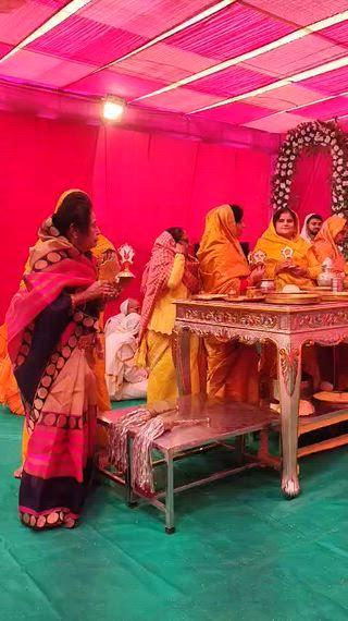 त्रिदिवसीय जैन जन्मकल्याणक महोत्सव का भव्य शुभारम्भ, 
------
शनिवार को जैन समाज द्वारा भगवान पार्श्वनाथ एवं चंद्र प्रभु भगवान के जन्मकल्याणक महोत्सव के अवसर पर आयोजित त्रिदिवसीय कार्यक्रमों का भव्य एवं श्रद्धापूर्ण शुभारम्भ हुआ। महोत्सव के प्रथम दिन प्रातःकाल भगवान पार्श्वनाथ एवं चंद्र प्रभु भगवान के जन्मकल्याणक अवसर पर अभिषेक एवं शांतिधारा का आयोजन किया गया, जिसका सौभाग्य राजकमल जैन एवं चिराग जैन को प्राप्त हुआ।इस अवसर पर टीकमगढ़ से पधारे मोनू एंड पार्टी के संयोजक मोनू जैन द्वारा चंद्र प्रभु विधान की समस्त धार्मिक क्रियाएं विधि-विधान एवं शास्त्रोक्त परंपरा के अनुसार सम्पन्न कराई गईं। आयोजन के दौरान जैन समाज में विशेष उत्साह एवं भक्ति का वातावरण देखने को मिला। महिलाओं ने भक्ति भाव से पूजा-अर्चना एवं स्तुतियाँ कीं, वहीं पुरुष वर्ग ने भक्ति नृत्य एवं गान के माध्यम से अपनी श्रद्धा प्रकट की।कार्यक्रम में जिनशासन म्यूजिकल ग्रुप, आगरा से पधारे संगीतकार संस्कार जैन ने संगीतमय भक्ति भजनों की प्रस्तुति देकर श्रद्धालुओं को भक्ति की गंगा में सराबोर कर दिया। इस दौरान नवदेवता पूजन, पार्श्वनाथ पूजन, चंद्र प्रभु पूजन एवं चंद्र प्रभु विधान संगीतमय वातावरण में सम्पन्न हुए।संध्या के समय सांस्कृतिक कार्यक्रमों का आयोजन किया गया, जिसके उपरांत नवीन रथ निर्माण के संदर्भ में बोलियाँ लगाई गईं। इसमें समाज के प्रत्येक वर्ग ने उत्साहपूर्वक बढ़-चढ़कर सहभागिता करते हुए अपनी श्रद्धानुसार बोलियाँ लगाईं।कार्यक्रम की सफलता पर समाज के वरिष्ठजनों ने हर्ष व्यक्त किया। नगर के स्वाध्याय एवं अध्यात्म से जुड़े उत्साही युवा आराध्य जैन ने बताया कि भगवान पार्श्वनाथ का जन्म आज से लगभग 2902 वर्ष पूर्व काशी (वाराणसी) में हुआ था। इस पावन दिवस को जैन समाज श्रद्धा एवं भक्ति के साथ मनाता है तथा यह संकल्प लेता है कि हम भी अपने जीवन के कष्टों का त्याग कर परम सुख अर्थात मोक्ष की ओर अग्रसर हों।