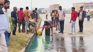 ब्रेकिंग/फतेहपुर
फतेहपुर में बेकाबू ट्रक ने डीजल टैंकर में पीछे से मारी जोरदार टक्कर।
हादसे में ट्रक चालक और खलासी गंभीर रूप से घायल।
खलासी केबिन में फंसा, रेस्क्यू जारी।
टक्कर के बाद हजारों लीटर डीजल हाईवे में बहा।
डीजल लूटने की लोगों में मची होड।
पुलिस ने चालक को भेजवाया जिला अस्पताल।
ट्रक में फंसे खलासी को कटर से काटकर निकालने में जुटे।
थरियांव थाना के सामने NH-2 की घटना।