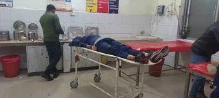 बदायूं ब्रेकिंग........
तेज रफ्तार ट्रक की टक्कर लगने से टेंपू सवार व्यक्ति की हुई दर्दनाक मौत।
टेंपू में लगभग आधा दर्जन लोग सवार थे जिनमें हल्की फुल्की छोटे आईं है 
मृतक रजत गुप्ता (30) पुत्र दिनेश गुप्ता निवासी दातागंज का निवासी है।
टेंपू सवारी भरकर दातागंज से बदायूं के लिए आ रहा था तभी हादसा हुआ है।
मृतक अपने घर से दिल्ली के लिए जाने के लिए कहकर घर से निकला था। 
सूचना के बाद मौके पर पहुंची 108 एम्बुलेंस कर्मियों घायल व्यक्ति को लेकर जिला अस्पताल पहुंचे। 
जिला अस्पताल के डाक्टरों ने व्यक्ति को मृतक घोषित करते हुये शव को जिला अस्पताल की मोर्चरी में रखवाया।
वहीं मौत की खबर सुनते की मृतक के परिवार में  कोहराम मच गया है।
बदायूं के मूसाझाग थाना क्षेत्र के मूसाझाग ज्यारत के पास हुआ सड़क हादसा।