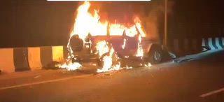 गुमला-रांची मुख्य मार्ग पर दर्दनाक सड़क हादसा, प्रधानाध्यापक की मौत, आक्रोशित भीड़ ने वाहन फूंका
गुमला-रांची मुख्य मार्ग पर जुरा के पास बीती रात एक भीषण सड़क दुर्घटना में सकरौली स्कूल के प्रधानाध्यापक प्रेम कुजूर की दर्दनाक मौत हो गई। घटना से आक्रोशित ग्रामीणों ने दुर्घटनाग्रस्त बोलेरो गाड़ी को आग के हवाले कर दिया और मुख्य मार्ग को जाम कर दिया है।
मिली जानकारी के अनुसार, शिक्षक प्रेम कुजूर अपनी मोटरसाइकिल से जा रहे थे। उसी दौरान, अत्यधिक रफ्तार से आ रही एक बोलेरो गाड़ी ने उन्हें जोरदार टक्कर मार दी। टक्कर इतनी भीषण थी कि शिक्षक प्रेम कुजूर की घटनास्थल पर ही मौत हो गई