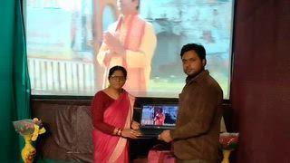 जानकी फिल्म्स की ओर से नव वर्ष पर रिलीज मैथिली वीडियो अलबम ' सीया के डगरिया "
मधुबनी : जानकी फिल्म्स प्राइवेट लिमिटेड की ओर से रविवार को मैथिली वीडियो अलबम 'सीया के डगरिया'' रिलीज किया गया। पारम्परिक गीत पर आधारित इस वीडियो अलबम में स्वर दिया है भीमनाथ झा ने। जबकि आलोक झा के संगीत इस वीडियो अलबम को सुसज्जित किया है। 
जानकी फिल्म्स प्राइवेट लिमिटेड के गौशाला स्थित कार्यालय से वीडियो अलबम का उद्घाटन श्रीमती कलपना सिंह । इस अवसर पर आयोजित कार्यक्रम को संबोधित करते हुए श्रीमती कलपना सिंह ने बताया कि जानकी फिल्म्स प्राइवेट लिमिटेड की ओर से समय-समय पर मैथिली वीडियो अलबम, वेब सीरिज और फीचर फिल्म का निर्माण किया जाता है। यह एक ऐसा मंच है जो मिथिला के दर्शकों के स्वस्थ मनोरंजन के लिए प्रतिबद्ध है। जानकी फिल्म्स के आफिशियल यूट्यूब चैनल पर वीडियो अलबम को देखा जा सकता है। इसके आफिशियल यूट्यूब चैनल पर कई वीडियो अलबम उपलब्ध हैं जो मैथिली दर्शकों की पहली पसंद बने हुए हैं।
इस अवसर पर जानकी फिल्म्स प्राइवेट लिमिटेड के निदेशक सुनील कुमार झा ने बताया कि भक्ति मय मनोरंजन के लिहाज से यह एक उत्कृष्ट वीडियो एलबम है, उन्होंने कहा कि आशा और विश्वास है कि इस वीडियो अलबम को दर्शक हाथोंहाथ लेंगे। इस कार्यक्रम में शहर के कई गणमान्य लोगों ने भाग लिया और जानकी फिल्म्स प्राइवेट लिमिटेड के इस प्रयास की जमकर सराहना की। 
मालूम हो कि जानकी फिल्म्स प्राइवेट की लिमिटेड की ओर से अब कई मैथिली फिल्मों, वेब सीरिज और वीडियो अलबम का निर्माण किया गया है। चर्चित मैथिली फिल्म 'बबितिया' और 'विद्यापति' का निर्माण इसी बैनर की ओर से किया गया है।