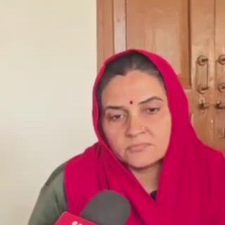 जालौन
कुठौंद थानाध्यक्ष की मौत के मामले में मृत थानाध्यक्ष की पत्नी ने आरोपियों पर सख्त कार्रवाई की मांग करते हुए मुख्यमंत्री से गुहार लगाई है, इस प्रकरण में एक महिला सिपाही के खिलाफ एफआईआर दर्ज की गई है, सूत्रों के मुताबिक महिला सिपाही के पास थानाध्यक्ष के निजी वीडियो थे और उसके तीन मोबाइल फोनों की जांच की जा रही है, आशंका जताई जा रही है कि इस मामले में कोई तीसरा संदिग्ध व्यक्ति भी शामिल हो सकता है, पुलिस हर पहलू की बारीकी से जांच कर रही है।