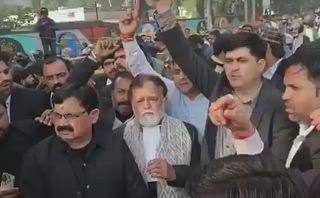 *UP:* मथुरा में वकीलों ने डीएम कार्यालय से सड़क तक प्रदर्शन करते हुए सिविल लाइन रोड को एक घंटे से जाम कर रखा है। वे अपनी माँगों को लेकर ज़ोरदार नारेबाजी कर रहे हैं।
यह प्रदर्शन शनिवार रात प्रशासन द्वारा 100 से अधिक वकीलों के चैंबरों पर चलाए गए बुलडोजर के विरोध में हो रहा है। प्रशासन का कहना है कि ये चैंबर कलेक्ट्रेट की ज़मीन पर अवैध कब्ज़ा करके बनाए गए थे।