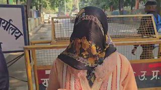 मैनपुरी : पीड़ित महिला ने लगाया छेड़छाड़ का आरोप
न्याय के लिए पीड़िता की एसपी से गुहार
मोहल्ले का प्रवीण करता है अश्लीलता- पीड़िता
विरोध करने पर दी जानलेवा धमकी- पीड़िता
जांच पड़ताल के बाद होगी कड़ी कार्रवाई- SP
थाना कुरावली क्षेत्र के एक मोहल्ला का मामला