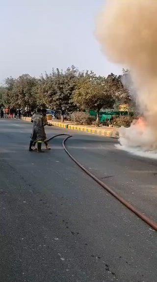 नोएडा शहर में सड़क पर चलती लग्जरी BMW कार अचानक बनी आग का गोला। देखते ही देखते आग ने लिया विकराल रूप। समय रहते कार चालक ने खिड़की से कूदकर बचाई अपनी जान। मौके पर पहुंची दमकल की गाड़ी ने कड़ी मशक्कत से भीषण आग पर पाया काबू। जब तक आग पर काबू पाया जाता, आग में जलकर कार पूरी तरह से हुई खाक। घटना में कोई भी जनहानि होने की नहीं मिली अभी तक सूचना। आग लगने का कारण जानने में जुटा अग्निशमन विभाग। नोएडा के फेस -2 थाना क्षेत्र के अंतर्गत सेक्टर - 91 के समीप की घटना।