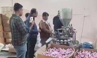 *दिल्ली क्राइम ब्रांच ने गाजियाबाद में नकली दवाओं की एक फैक्ट्री का भंडाफोड़ किया है। इस मामले में दो आरोपियों गौरव भगत और श्रीराम उर्फ विशाल गुप्ता को गिरफ्तार किया गया है।*
जांच में सामने आया है कि स्किन रोगों में इस्तेमाल होने वाली बेटनोबेट जैसी क्रीम भी नकली तरीके से तैयार की जा रही थी। कार्रवाई के दौरान करीब 2.30 करोड़ रुपये मूल्य का नकली दवा और कच्चा माल जब्त किया गया है।
आरोपियों के नेटवर्क से उत्तर भारत के कई राज्यों में इन नकली दवाओं की सप्लाई की जा रही थी। मामले में आगे की जांच जारी है।