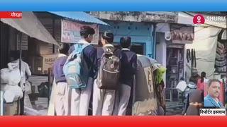 *मौदहा नगर में यातायात के नियम बने मजाक मासूमों की जिंदगी से हो रहा खिलवाड़ वीडियो वायरल*
*मौदहा नगर और आसपास के गांव में चलने वाले आटो एवं ई-रिक्शा चालक*
*यातायात नियमों की खुली धज्जियां उड़ाते नजर आ रहे हैं तिपहिया वाहनों में क्षमता से अधिक*
*सवारियों को ठुंस ठुंस भरकर कर चलाया जा रहा है जिससे दुर्घटनाओं का खतरा लगातार बढ़ रहा है*
*लेकिन जिम्मेदार विभागों के अधिकारी चेकिंग के नाम पर मात्र खानापूर्ति कर अपनी जेब में गर्म कर रहे हैं*
*जिससे ऐसे वाहन चालकों के हौसले बुलंद है नगर में जम के झाम का कारण बनते हैं आपे और ई रिक्शा* 
*सवारी देखते ही बीच रोड पर ब्रेक लगाकर खड़े होने से लगता है भीसड़ जाम*