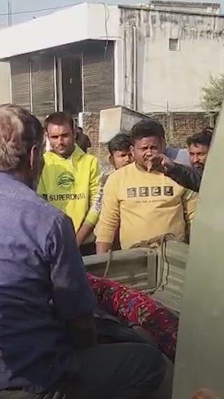 पंचर शॉप धमाका! CCTV में कैद हुआ हादसा | Rewa News रीवा से एक हैरान कर देने वाली घटना सामने आई है, यहां एक पंचर की दुकान में अचानक टायर फटने से जबरदस्त ब्लास्ट हुआ। ब्लास्ट इतनी तेज हुआ कि हवा भर रहा शख्स 50 फीट दूर तक उड़कर जा गिरा।