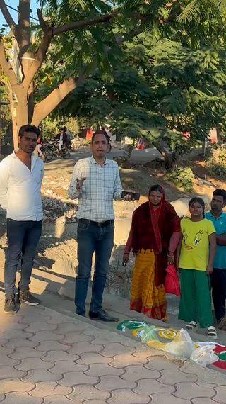 जल स्रोतों की साफ-सफाई अभियान के तहत काला तालाब पर श्रमदान
काला तालाब परिसर में जल स्रोतों के संरक्षण एवं स्वच्छता के उद्देश्य से नगर पालिका परिषद आष्टा ने व्यापक साफ-सफाई अभियान चलाया। इस अभियान में नगर पालिका अध्यक्ष हेमकुमार राय सिंह मेवाडा, स्वच्छता ब्रांड एंबेसडर श्री रूपेश राठौर, रवि शर्मा सहित बड़ी संख्या में स्थानीय नागरिकों ने उत्साहपूर्वक भाग लिया।
सभी प्रतिभागियों ने सामूहिक श्रमदान करते हुए तालाब के आसपास फैले कचरे को हटाया तथा पानी के अंदर डाले गए ठोस अपशिष्ट को बाहर निकालकर तालाब को स्वच्छ बनाया। इसके साथ ही, घाटों की साफ-सफाई कर तालाब किनारे “घाट स्वच्छ — आस्था सुरक्षित”, “स्वच्छता ही सेवा”, तथा “स्वच्छ सर्वेक्षण 2025” जैसे प्रभावी स्लोगन आकर्षक ढंग से लिखे गए।
अभियान के अंत में उपस्थित जनप्रतिनिधियों, नागरिकों एवं स्वच्छता कर्मियों ने जल स्रोतों की रक्षा करने तथा तालाब को लगातार स्वच्छ बनाए रखने की सामूहिक शपथ ली। कार्यक्रम में मुख्य रूप से स्वच्छता पर्यवेक्षक विनोद सांगते, जितेंद्र सिंगन, मुन्ना जी सांगते संस्था के प्रतिनिधि राजकुमार अकेला डोर टू डोर कचरा वाहन संचालक विनय सिंह एवं शनि सांगते आदि उपस्थित रहे