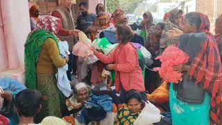 ग्रामीण शिक्षा उत्थान एवं मानव सेवा समिति मंगलपुर के द्वारा पिछले 22 वर्षों से गरीब, बेसहारा , लाचार ,लोगों को सर्दी से बचाने के लिए  शिक्षकों के द्वारा आओ हमसब मिलकर करें मदद  मुहिम चलाई जा रही है ,उसी मुहिम को आगे बढ़ाते हुए आज संदलपुर औऱ झींझक  ब्लॉक के सुरासी ,बरी ,नवाबपुर ,मनकापुर ,कुदौली ,मड़ौली ,सबलपुर ,घुष्ठी गढ़िया ,डिलवल ,जगदीशपुर , भावसिंह का पुरवा ,चक्केपुरवा ,
भन्देमऊ,मंगलपुर ,जौरवा ,लौवा, शाहपुर ,लाड़पुर ,भूठा ,सतौरा , कटरा आदि 21  गांवों  के 187  जरूरतमंदों का चयन करके उनको निशुल्क कंबल और गर्म कपड़ों का वितरण किया गया ।