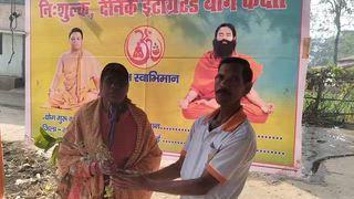 सिसई : *सिसई प्रखण्ड के पोटरो गांव में योग शिविर के पांचवे और अंतिम दिन; ध्यान व योग साधना के साथ हुआ समापन, साधकों के बीच कई प्रकार के औषधीय पौधों का किया गया वितरण* 
सिसई (गुमला)। भदौली पंचायत अंतर्गत पोटरो भंडार टोली में पांच दिनी योग शिविर के अंतिम दिन विभिन्न आसनों द्वारा कराया गया योगाभ्यास।
पतंजलि योग समिति के प्रखण्ड योग प्रचारक सह योग गुरु गजराज महतो के सानिध्य में सभी ग्रामीणों ने योग किया। 
वहीं ग्रामीणों ने प्रतिदिन सूर्योदय से पूर्व उठकर सपरिवार योग के विभिन्न आसन व प्राणायाम का अभ्यास करने की बातें कही।
शिविर के अंतिम सत्र में प्रतिदिन की तरह ध्यान मुद्रा में बैठने की विधि बताई गई और कहा गया कि सुबह दैनिक क्रिया से निवृत्त होकर इस मुद्रा में बैठने से मन संयमित व एकाग्रचित होता है ध्यान शक्ति का विकास होता है। नकारात्मक विचार दूर होते हैं और स्मरण शक्ति का विकास होता है।
योग गुरु जी ने पुनः सभी जीवनदायिनी प्राणायाम का अभ्यास कराते हुए सभी योग साधकों से कहा कि आपके अंदर के प्राण शक्ति को विकसित करने का उत्तम व सरल माध्यम है, ये प्राणायाम इनके निरंतर अभ्यास से तन मन की शुद्धि होती है तन के सभी नस- नाड़ियां सक्रिय रहती हैं जिससे कभी भी ब्रेन स्ट्रोक, पैरालाइसिस (लकवा) जैसे असाध्य रोग नहीं होते हैं साथ ही शरीर से वात, पित्त, कफ का नाश होता है जिसके कारण हमें कोई भी रोग जल्दी नहीं होते हैं हमारे शरीर में रोग प्रतिरोधक क्षमता का विकास होता है आगे बैठकर करने वाले आसनों में मुख्यतः वज्रासन, मंडुकासन,शशकासन, वक्रासन, अर्द्धमक्षिंद्रासन का अभ्यास कराया गया जिससे सुगर, बीपी जैसी असाध्य बीमारी से निजात मिलता है।
मन की शुद्धि एवं प्रभु शरणागति के लिए योग भजन कराया गया और फिर पीठ के बल लेटकर श्वासन का अभ्यास कराया गया और बताया गया कि इस आसान को हमें सप्ताह या फिर 15 दिनों के अंतराल में अवश्य करना चाहिए ताकि इस अभ्यास से शरीर के सभी अंगों में सक्रियता बनी रहे। संयमित मन के साथ गहरी नींद भी आती है और अपने आप से साक्षात्कार हो जाती है। 
शिविर के समापन पर सभी योग साधकों के बीच औषधीय गुणों से युक्त पौधों का वितरण किया गया। साथ ही इनके सेवन विधि के बारे में विस्तार पूर्वक बताया गया। इनमें गिलोय, जिसे गुडुची व अमृता के नाम से भी जाना जाता है,पुनर्नवा जिसे स्थानीय भाषा में (खपड़ा साग) कहा जाता है, तुलसी एवं पत्थर चटा पौधा शामिल हैं तुलसी पौधा का वितरण करते हुए पूजनीय एवं इसके औषधीय गुणों को बताया और सभी साधकों से कहा कि तुलसी के पवित्र पौधे को अपने अपने आंगन में जरूर लगाएं।
योग शिविर में शामिल होकर ग्रामीणों ने योग को अपनाकर निरोगी व आनंदमय जीवन जीने का संकल्प को दोहराया।
शिविर में कृष्णा कुमार साहु, ओमप्रकाश साहु, शिवपूजन साहु, संदीप साहु, सत्यम साहु कमलेश साहु, अर्जुन उरांव, रीता देवी, दीपा अनुराधा कुमारी, मालती कुमारी, छोटी कुमारी, लालधर साहु, महावीर साहु, रामेश्वर साहु, राजू साहु सहित भारी संख्या में ग्रामीण महिला पुरुष व बच्चे शामिल थे।