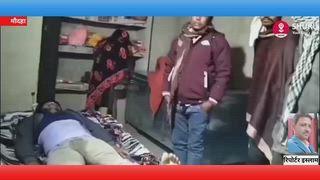 *सिक्के बंटवारे को लेकर उपजे विवाद में युवक ने लगाई फांसी*
*मौदहा चार चांदी के सिक्कों के बंटवारे को लेकर भाभी से हुए विवाद के बाद*
*देवर ने घर में लगे पंखे पर फांसी लगाकर आत्महत्या कर ली* 
*मौदहा कोतवाली क्षेत्र के ग्राम नरायच में बीती देर शाम एक ट्रक चालक ने* 
*पारिवारिक विवाद के चलते अपने घर में फांसी लगाकर आत्महत्या कर ली* 
*सूचना पर पहुंची कोतवाली पुलिस ने शव को कब्जे में लेकर आगे की कार्रवाई में जुटी*