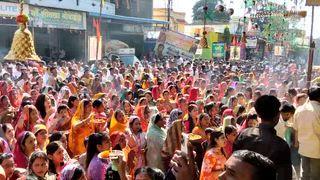 मां शीतला दरबार में महामंगल आरती के साथ हुआ भागवत कथा का
समापन
ग्राम खेड़ी सावलीगढ़ में पिछले लगातार 15 वर्ष से चले आ रहा है भागवत पुराण का इस वर्ष 16 वर्ष का भागवत पुराण का समापन आज हो गया है ग्राम में यह भागवत वर्ष का 16 वर्ष था जिसका महामंगल आरती के साथ समापन हो गया है इस महामंगल आरती में आसपास के गांव से मां शीतला रानी की पालकी लेकर गांव गांव के ग्रामीण जन ग्राम खेड़ी सावलीगढ़ में  मां शीतला दरबार  में आते हैं यह कार्यक्रम पिछले 15 वर्षों से लगातार चल रहा है आज दोपहर 12:00 शीतल दरबार में मां शीतला रानी की महामंगल आरती में हजारों की संख्या में लोगों ने अपनी उपस्थिति दर्ज कराई इस महामंगल आरती दोपहर 12:00 बजे प्रारंभ होती है इसमें ग्राम के और आसपास के ग्राम के भक्त लोग शामिल होकर अपना योगदान देते हैं इस महामंगल आरती में ग्राम के सभी नागरिक बढ़-चढ़कर हिस्सा लेते हैं और इसे एक तीसरे नवरात्रि की तरह पूरे गांव में मनाते हैं इस दिन सभी लोग अपने घर के सामने रंगोली डालकर इस उत्सव को मानते हैं