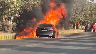 नोएडा
सड़क पर चलती एक करोड़ की BMW कार अचानक आग का गोला बन गई, देखते-देखते कार पूरी तरह जलकर खाक हो गई। कार में बैठे चालक ने समय रहते बाहर निकलकर अपनी जान बचाई। आग लगने का कारण अभी स्पष्ट नहीं हो सका है। घटना नोएडा सेक्टर-91 की सड़क पर हुई।