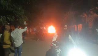 चलती स्विफ्ट कार में लगी आग, डीवीसी चौराहे पर मचा हड़कंप
- दमकल कर्मियों ने चालक को सुरक्षित निकाला, कार जलकर खाक
उरई,जालौन। उरई कोतवाली क्षेत्र में शनिवार शाम उस समय अफरा-तफरी मच गई, जब अजनारी रोड स्थित डीवी कॉलेज के सामने से डीबीसी चौराहे की ओर जा रही एक चलती स्विफ्ट कार अचानक आग का गोला बन गई। देखते ही देखते कार के इंजन से धुआं उठने लगा और कुछ ही पलों में आग भड़क उठी।
प्रत्यक्षदर्शियों के अनुसार स्विफ्ट कार संख्या यूपी 78 डीई 8315 डीबीसी चौराहे की ओर जा रही थी। अचानक इंजन से धुआं निकलने के बाद लपटें उठने लगीं। चालक अनिल कुमार पटेल निवासी मैकेनिक नगर ने तत्परता दिखाते हुए कार को सड़क पर रोका और बाहर निकलकर जान बचाई। आग लगते ही आसपास मौजूद दुकानदारों व राहगीरों में दहशत फैल गई।
सूचना पर दमकल विभाग की टीम मौके पर पहुंची और कड़ी मशक्कत के बाद आग पर काबू पाया। दमकल कर्मियों ने चालक को सुरक्षित बाहर निकाल लिया, हालांकि तब तक कार पूरी तरह जलकर खाक हो चुकी थी। घटना की जानकारी मिलते ही उरई कोतवाली पुलिस भी मौके पर पहुंची और यातायात व्यवस्था संभाली। आग के कारण कुछ देर तक अजनारी रोड और डीबीसी चौराहे पर आवागमन प्रभावित रहा। प्राथमिक जांच में आग लगने का कारण शॉर्ट सर्किट बताया जा रहा है। पुलिस व दमकल विभाग मामले की जांच कर रहे हैं। गनीमत रही कि हादसे में किसी प्रकार की जनहानि नहीं हुई।