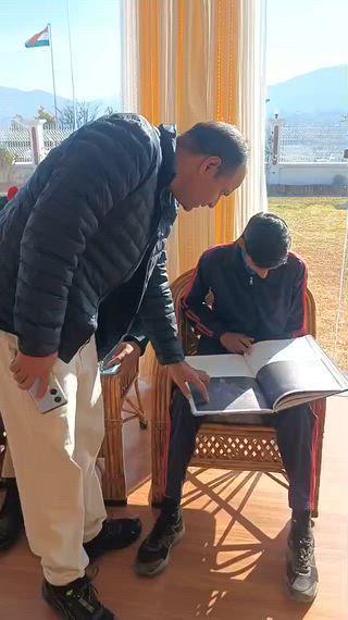 चंपावत: जिलाधिकारी मनीष कुमार की अनूठी पहल मुख्यमंत्री छात्रवृत्ति में सफल नौनिहालों का आवास पर सम्मान।
डीएम ने बच्चों व शिक्षकों के साथ साझा किया भोजन, दी ऊँची उड़ान भरने की प्रेरणा
चंपावत। मॉडल जिले को विकास की तेज रफ्तार देने वाले जिलाधिकारी मनीष कुमार हर उस अवसर को खास बना देते हैं, जिसमें जिले की शान बढ़ाने वाले लोगों को सम्मानित किया जा सके। रविवार को जिलाधिकारी ने एक ऐसा ही अनुकरणीय उदाहरण प्रस्तुत किया, जब उन्होंने मुख्यमंत्री छात्रवृत्ति योजना में सफल हुए छोटे-छोटे बच्चों एवं उनके शिक्षकों को अपने आवास पर आमंत्रित कर न केवल सम्मानित किया, बल्कि उनके साथ सामूहिक भोजन कर उन्हें जीवन में आगे बढ़ने की प्रेरणा दी।
लगभग तीन घंटे चले इस आत्मीय कार्यक्रम में जिलाधिकारी मनीष कुमार ने बच्चों से संवाद किया, उनके सपनों को सुना और मेहनत, अनुशासन व निरंतर प्रयास से ऊँची उड़ान भरने का मंत्र दिया। इस अवसर पर राउमावि खूनाबोरा के जीवन सिंह एवं मीनाक्षी रौतेला, जूनियर हाईस्कूल फोर्थी के रवि जोशी, प्राथमिक विद्यालय पासम की करिश्मा, प्राथमिक विद्यालय रैगांव की आरती सहित गणतंत्र दिवस परेड के लिए चयनित तीन एनसीसी कैडेट्स को उनके उत्कृष्ट प्रदर्शन के लिए प्रोत्साहित किया गया।
इस अवसर पर में शिक्षकों प्रकाश उपाध्याय, नरेश जोशी एवं दिनेश खम्पा भी उपस्थिति रहे। जूनियर हाईस्कूल फोर्थी के छात्र रवि जोशी के साथ उनकी माता लक्ष्मी जोशी भी इस यादगार क्षण की साक्षी बनीं। जिला बनने के बाद यह पहला अवसर था, जब स्वयं जिलाधिकारी ने मेजबानी कर बच्चों को सम्मानित किया और उनके सम्मान में भोजन का आयोजन किया। बताया गया कि मुख्यमंत्री छात्रवृत्ति परीक्षा में उत्तीर्ण छात्रों को कक्षा 6 में ₹600, कक्षा 7 में ₹700 तथा कक्षा 8 में ₹800 प्रतिमाह की छात्रवृत्ति प्रदान की जाएगी। इसके लिए छात्रों की न्यूनतम 75 प्रतिशत उपस्थिति अनिवार्य होगी। इस अवसर पर अपर जिलाधिकारी केएन गोस्वामी एवं मुख्य विकास अधिकारी डॉ. जीएस खाती ने भी बच्चों का मार्गदर्शन किया। जिलाधिकारी मनीष कुमार की सादगी, आत्मीय व्यवहार और प्रेरणादायी शब्दों से बच्चे व शिक्षक भावविभोर नजर आए। बच्चों ने कहा कि किसी जिलाधिकारी से मिलना ही नहीं, बल्कि उनके आवास पर अतिथि बनकर भोजन करना उनके जीवन का अविस्मरणीय और सबसे बड़ा सौभाग्य है।