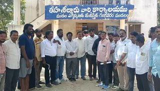 అంబేద్కర్ భవన్ స్థలాన్ని ఆక్రమించిన వారిపై చర్యలు తీసుకోవాలని ధర్నా.
గంగవరం డిసెంబర్ 10( ప్రజా ప్రతిభ)
గంగవరం మండలం అంబేద్కర్ భవనం స్థలాన్ని ఆక్రమిస్తున్న వారిపై చర్యలు తీసుకోవాలని మండలంలోని దళిత నాయకులు తహసిల్దార్ కార్యాలయం ముందు బుధవారం ధర్నా నిర్వహించారు. ఈ సందర్భంగా దళిత నాయకులు డి.వి. మునిరత్నం, ఆర్. రెడ్డప్ప, ఈశ్వర్, రవి కుమార్, రెడ్డి ప్రసాద్, మహేష్,వేళాయుధం,మోహన్ బాబు, డేవిడ్, మాట్లాడుతూ గతంలో ప్రభుత్వం దళిత నాయకుల విజ్ఞప్తి మేరకు ఎంపీడీవో కార్యాలయం ముందు సుమారు 10 సెంట్లు స్థలాన్ని కేటాయించి అందులో పక్కా భవనం కోసం నిధులు మంజూరు చేశారన్నారు. అప్పటినుంచి అంబేద్కర్ జయంతి వర్ధంతిలు నిర్వహించుకునే వారమని తెలిపారు. ఖాళీగా ఉన్న స్థలంపై కన్నేసిన శ్రీలంక కాలనీవాసులు గుడి పేరుతో అంబేద్కర్ భావన స్థలాన్ని ఆక్రమించారని పేర్కొన్నారు. స్థల ఆక్రమణ పై పలుమార్లు వారిని అడిగిన వినిపించుకోలేదని కాదని ప్రశ్నిస్తే దౌర్జన్యానికి పాల్పడుతున్నారని ఆరోపించారు. శరణార్థులకు ఎస్సీ ధ్రువీకరణ పత్రాలు ఇవ్వడానికి  ఎన్నో ఏళ్ల నుండి  ప్రభుత్వాలు, జిల్లా కలెక్టర్లు సైతం జీవో లేదని ముక్తకంఠముతో తేల్చి చెప్పినా గత ప్రభుత్వంలో చట్టాలను ఉల్లంఘిస్తూ దొడ్డిదారుల్లో శరణార్థులకు ఏ ప్రాతిపదిక పైన ఎస్సీ ధ్రువీకరణ పత్రం ఇచ్చారని నిలదీశారు. ధ్రువీకరణ మంజూరు చేసిన అధికారి ఏ మండలంలో విధులు నిర్వహిస్తున్నా, లేక పదవి విరమణ చేసినా  అలాంటి వారిపై చట్టపరమైన చర్యలు  తీసుకోవాలని డిమాండ్ చేశారు. నాయకులు ఓబుల్ రాజు, ప్రహ్లాద, కవీశ్వర్, శివాడి గోవిందు, కత్తిశీను మాట్లాడుతూ అంబేద్కర్ భావన స్థలాన్ని కాపాడవలసిన బాధ్యత అధికారులుదేనని అలాంటివారు బాధ్యత రాహిత్యంగా వ్యవహరించడం ఏమిటని ప్రశ్నించారు . అదేవిధంగా మదనపల్లి రోడ్డు నందు ప్రభుత్వ డ్రైనేజీలను సైతం పంచాయతీ అనుమతులు లేకుండా ఆక్రమించుకొని వ్యాపారం చేస్తూ ప్రభుత్వ ఆదాయానికి గండి కొడుతున్నారని ఆరోపించారు. ఇప్పటికైనా ప్రభుత్వ అధికారులు స్పందించి అంబేద్కర్ భవన స్థలాన్ని ఆక్రమణదారుల నుండి కాపాడాలని డిమాండ్ చేశారు. అనంతరం తాసిల్దార్ కు, ఆర్డీవో కు మెమోరండం సమర్పించారు. ఈ కార్యక్రమంలో 100 మంది దళిత నాయకులు పాల్గొన్నారు.