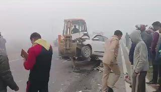 संभल में भयानक रोड़ हादसा होने के कारण आधा दर्जन लोगों की मौत कई घायल घायलों को नजदीकी अस्पताल में कराया भर्ती