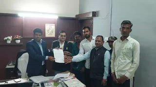 सड़क निर्माण परिहार खेड़ी से पिड़ावा की तरफ करने की मांग 
ग्रामीणों ने उपखंड कार्यालय पर प्रदर्शन किया 
पिड़ावा, मध्यप्रदेश बोर्डर लक्ष्मी पूरा से गेलानी तक स्वीकृत एमडीआर सड़क को पिड़ावा से सीधे परिहार खेड़ी की ओर बनाने की मांग को लेकर ग्रामीणों ने उपखंड कार्यालय पर प्रदर्शन कर अधिकारी को ज्ञापन सौंपा।
ज्ञापन में बताया की उनके गांव से सीधे पिड़ावा की तरफ की सड़क का निर्माण किया जा रहा था।जिसमे पुलियाओं और डब्लू एम एम का कार्य प्रगति पर है।अब तक 80 प्रतिशत कार्य हो भी चुका हे।इसी बीच रूपपुरा के ग्रामीणों के विरोध के चलते सड़क को रूपपुरा की तरफ किया जा रहा है।जिससे ग्रामीणों को आने जाने में परेशानी होगी।ग्रामीणों में पूर्व की तरह पिड़ावा से सीधे परिहार खेड़ी तक सड़क बनाने के मांग की है।ज्ञापन देने वालो में पूर्व मंडल अध्यक्ष सुभाष दांगी, ग्राम पंचायत प्रशासक हरिराम गोचर, नारायण सिंह, एलकार सिंह, दिलीप सिंह, भागवत सिंह, विजेंद्र सिंह, गोविंद सिंह, नन्द सिंह, रामकुशल दांगी, माँगुसिंह, हीरालाल, रतन सिंह सहित कई लोग शामिल रहे।