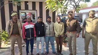 कोतवाली नगर रायबरेली पुलिस की पेशेवर/फर्जी जमानतदारों के विरुद्ध प्रभावी कार्यवाही-
पेशेवर एवं फर्जी जमानतदारों के विरुद्ध विशेष अभियान में 05 अभियुक्तो के विरुद्ध अभियोग पंजीकृत किया गया तथा 04 अभियुक्तो को गिरफ्तार कर न्यायिक अभिरक्षा मे भेजा गया।
पुलिस अधीक्षक रायबरेली के निर्देशन में अपराध नियंत्रण एवं न्यायिक प्रक्रिया की शुचिता बनाए रखने हेतु जनपद स्तर पर पेशेवर/फर्जी जमानतदारों के विरुद्ध विशेष अभियान चलाया गया।
रायबरेली, 8दिसम्बर!.वर्ष 2025 में ऐसे अभियुक्तों को चिन्हित किया गया जो जमानत पर छूटने के पश्चात पुनः अपराधों में संलिप्त पाए गए। जांच में पाया गया कि कई अभियुक्तों ने एक ही जमानतदार या संपत्ति के आधार पर बार-बार फर्जी जमानत ली थी तथा कुछ अधिवक्ताओं द्वारा ₹500-₹1000 तक की धनराशि लेकर पेशेवर जमानतदारों से जमानत दिलाई जा रही थी। इस संबंध में थाना कोतवाली नगर पर मु0अ0सं0 544/2025 धारा- 229/233/237/246/318 (2) बीएनएस बनाम 05 नामजद अभियुक्त  हजारीलाल पुत्र रज्जन नि० ग्रीव शाह का पुरवा कोतवाली नगर रायबरेली, हीरालाल पुत्र रज्जन नि० ग्रीव शाह का पुरवा कोतवाली नगर रायबरेली,दिनेश यादव पुत्र रामभरोसे नि० ग्रीव शाह का पुरवा कोतवाली नगर रायबरेली  रामकिशोर पुत्र बद्री नि० ग्रीव शाह का पुरवा कोतवाली नगर रायबरेली 5. हरिश्चन्द्र पुत्र भगौती प्रसाद नि० अकबरपुर कछवाहा कोतवाली नगर रायबरेली) अभियोग वा कोतवाली पंजीकृत किया है।
इसी क्रम में पुलिस अधीक्षक रायबरेली  डा० यशवीर सिंह के निर्देशन, अपर पुलिस अधीक्षक रायबरेली  संजीव कुमार सिन्हा के पर्यवेक्षण में तथा क्षेत्राधिकारी नगर के नेतृत्व में कोतवाली नगर रायबरेली पुलिस द्वारा मु0अ0सं0 540/2025 धारा 229,233,237,246,318 (2) बीएनएस से संबंधित पेशेवर एवं फर्जी 4 जमानतदारो/अभियुक्तों हजारीलाल पुत्र रज्जन नि० ग्रीव शाह का पुरवा कोतवाली नगर रायबरेली, हीरालाल पुत्र रज्जन नि० ग्रीव शाह का पुरवा कोतवाली नगर रायबरेली, दिनेश यादव पुत्र रामभरोसे नि० ग्रीव शाह का पुरवा कोतवाली नगर रायबरेली, रामकिशोर पुत्र बद्री नि० ग्रीव शाह का पुरवा कोतवाली नगर रायबरेली) को गिरफ्तार कर न्यायिक अभिरक्षा में भेजा जा रहा है.पूछताछ में अभियुक्तों ने बताया कि हम अपनी जमीन के कागजात, परिचय पत्र आदि अधिवक्ताओं को दे देते थे। अधिवक्ता उनका प्रयोग करते रहते है। हम लोग ने 03 से अधिक लोगों की जमानत ली है परन्तु हम लोगों ने न्यायालय में जो शपथ पत्र दिया है उसमें यही बताया कि हमारे द्वारा अन्य किसी की जमानत नहीं ली गई है तथा हम यह कार्य पैसे के लालच में करते थे।जबकि वांछित अभियुक्तहरिश्चन्द्र पुत्र भगौती प्रसाद नि० अकबरपुर कछवाहा कोतवाली नगर रायबरेली की पुलिस को तलाश है.
गिरफ्तार करने वाली पुलिस टीम में प्रभारी निरीक्षक श्री शिवशंकर सिंह,उ0नि0 नरेन्द्र कुमार सिंह,
उ0नि0 विकास सिंह,उ0नि0 अवधेश यादव,हे0का0 मो० खुर्शीद, हे0का0 राजेश कुमार सिंह,का0 जितेन्द्र यादव कोतवाली नगर रायबरेली रहे.पुलिस ने आमजन से अपील की है कि किसी भी प्रकार के फर्जी या संदिग्ध जमानतदारी कार्यों में सम्मिलित होने से स्वयं को सुरक्षित रखें। ऐसे कार्य न केवल दंडनीय अपराध हैं बल्कि आपके धन एवं विश्वास दोनों को हानि पहुँचाते हैं। किसी भी व्यक्ति द्वारा संदिग्ध जमानतदारी या अवैध गतिविधि की जानकारी प्राप्त होने पर तत्काल नज़दीकी थाना या पुलिस हेल्पलाइन पर सूचना दें।
इनसेट
जानिए : क्या बोले एसपी डा. यशवीर सिंह.
रायबरेली के पुलिस अधीक्षक डॉक्टर यशवीर सिंह ने बताया कि गिरफ्तार किए गए अभियुक्त  वे लोग हैं जो अपराधियों की जमानत लेते थे जिसके एवज में उन्हें  500  से 1000 रुपये मिलते थे