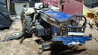 इंदरगढ़/दतिया....
*सेवढ़ा में प्रशासन की नाक के नीचे चल रहा मौत का खेल,छोटे पुल से दिन रात निकलते ओवर लोड वाहन,- छोटे पुल पर लगे पुलिस कर्मी भी सवालों के घेरे में।*
सूत्रों की माने तो 7 और 8 दिसम्बर की मध्यरात्रि रेत से ओवरलोड दो ट्रेक्टर छोटे पुल से नीचे जा गिरे ।
जिनमें एक स्वराज ट्रेक्टर तो मेले में लगी दो दुकानों को चपेट में लेते हुए पुल की शुरुआत में ही पुल से नीचे गिर गया और बही दूसरा महिंद्रा ट्रेक्टर पुल पर 50 मीटर आगे चलकर मय ट्राली के नीचे गिरा -यह ट्रेक्टर भी पुल की लाईन में लगे लोहे लकड़ी के सामान की दुकान पर जा गिरा।
गनीमत ये रही कि केवल ट्रेक्टरों का ही कुचला हुआ है कोई जन हानि नहीं हुई ,पर होते होते बची।
ट्रेक्टर मालिकों ने रातो रात ही पुल पर काम कर रही कंपनी से संपर्क कर उनकी क्रेन मशीनों से ट्रेक्टरों को निकलवाकर मेला ग्राउंड में ह
रखवा दिया।
सवाल ये खड़ा होता है कि एमपीआरडीसी के मानक से छोटा पुल  भारी वाहन निकालने की छमता खो चुका है फिर किसके इशारों पर किसके संरक्षण में रेत के ओवरलोड ट्रेक्टर यमराज वन कर दौड़ रहे हैं।
क्या प्रशासन हादसों का आदी हो चुका है या  फिर प्रशासन की इसमें सन्लिप्तता है - ये भी जांच का विषय है????