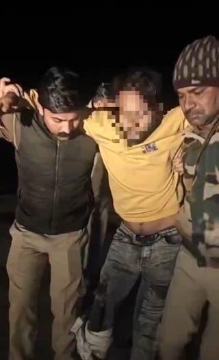 Badaun breaking 
एस ओ जी और पुलिस टीम की लुटेरों से मुठभेड़ 
एक बदमाश गोली लगने से घायल 
दो बदमाश अँधेरे का फायदा उठा कर फरार 
एक सिपाही भी मुठभेड़ मे घायल 
लूट की घटना कोई अंजाम देने की फिराक मे थे लुटेरे 
घायल बदमाश कोई पैर मे लगी गोली 
बदमाश को इलाज के लिए जिला अस्पताल मे कराया गया भर्ती 
मूसाझाग थाना इलाके मे हुई मुठभेड़
वाइट सीओ उझानी डॉ देवेंद्र कुमार