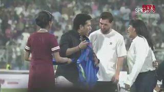 *विश्व इतिहास को एक ही लाइन में समेटने का काम फिर इंसानों ने मुझे सौंप दिया।* 
“युगों तक याद रहने वाला वीडियो – सचिन तेंदुलकर और लियोनेल मेसी एक ही मंच पर।”