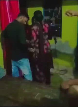 ऐसे मे पति को क्या करना चाहिए?
एक्स्ट्रा मैरिटल अफेयर को लेकर विवाद, नई-नवेली पत्नी ने अपने बॉयफ्रेंड को घर बुलाया, दूल्हे पक्ष के परिवार ने दोनों को एक साथ पकड़ लिया !!