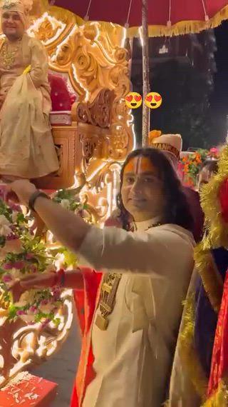 *इंद्रेश उपाध्याय के विवाह में नृत्य करते हुए जिगरी मित्र अनिरुद्धाचार्य महाराज।*