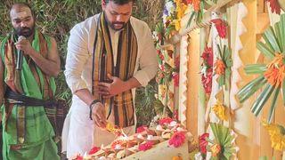 *అయ్యప్ప స్వామి పడిపూజలో కేంద్ర మంత్రి రామ్మోహన్ నాయుడు* 
డిసెంబర్ 13 : కేంద్ర పౌర విమానయాన శాఖ మంత్రి కింజరాపు రామ్మోహన్ నాయుడు దంపతులు శనివారం నాడు శ్రీకాకుళంలోని తన స్వగృహంలో జరిగిన అయ్యప్ప పడిపూజ, భజన కార్యక్రమాల్లో పాల్గొన్నారు. మంత్రి అచ్చెన్నాయుడు తో పాటు, శ్రీకాకుళం ఎమ్మెల్యే గొండు శంకర్, తదితరులు ప్రత్యేక పూజా కార్యక్రమాల్లో పాల్గొన్నారు. 
శ్రీకాకుళం నగరంలోని ధర్మశాస్త సన్నిధానంలో ప్రధాన అర్చకులుగా ఉన్న శంకర శర్మ బృందం ఆధ్వర్యంలో పడిపూజ మహోత్సవం, విశేష అభిషేకాలు శాస్త్రోక్తంగా జరిగాయి. అయ్యప్ప మాలధారుల శరణు ఘోష మధ్య అత్యంత భక్తి శ్రద్ధలతో కార్యక్రమం జరిగింది. వివిధ సన్నిధానల నుండి పాల్గొన్న అయ్యప్ప మాలధారులు పడిపూజ, భజన కార్యక్రమాల్లో పాల్గొన్నారు. 
వేద మంత్రోచ్ఛారణ మధ్య పడిపూజ ఘనంగా పూర్తయిన తరువాత అయ్యప్ప భజన రెట్టించిన ఉత్సాహంతో జరిగింది. మణికంఠుడిని కీర్తిస్తూ గొంతెత్తిన స్వామి భక్తులు.. ఆధ్యాత్మికతను ఉట్టిపడేలా అయ్యప్ప కీర్తనలు పాడారు. మధ్యలో కేంద్ర మంత్రి రామ్మోహన్ నాయుడు కూడా అయ్యప్ప కీర్తనలు, నామ సంకీర్తనను భక్తితో ఆలపించారు.
కఠిన నియమాల మధ్య జరిగే అయ్యప్ప స్వామి మాలధారణ ఎంతో మానసిక ప్రశాంతతను అందిస్తుందని కేంద్ర మంత్రి రామ్మోహన్ నాయుడు అన్నారు. తాను కూడా గతంలో అయ్యప్ప మాలను వేసి ఆ ఆధ్యాత్మిక అనుభవాన్ని పొందానని తెలిపారు. దేశ వ్యాప్తంగా అయ్యప్ప మాల ధారణ వేసిన భక్తులు వారి దీక్షను నిర్విఘ్నంగా పూర్తి చేసుకుని ఆ మణికంఠుడు ఆశీస్సులు పొందాలని ఆకాంక్షించారు.