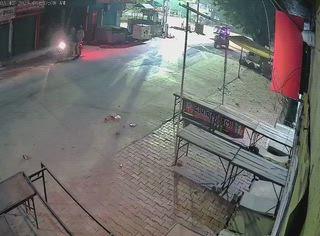 *मेरठ : 2 पुलिसवाले एक अज्ञात लाश को ईरिक्शे से ले गए और दूसरे थाना क्षेत्र में फेंक गए !!*
*कांस्टेबल राजेश, होमगार्ड रोहताश, दरोगा जितेंद्र सस्पेंड हुए*
*लाश किसकी है, ये अभी तक पता नहीं चल सका है।*