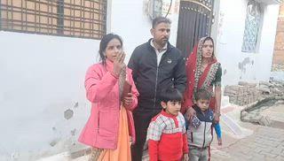 झाँसी: बच्चे ने राज खोल दिये 
झांसी में शहर कोतवाली थाना क्षेत्र के नगरिया कुआं मोहल्ले की रहने वाली एक महिला ने जहर खा कर सुसाइड कर लिया। बताया जा रहा है की मृतका ने बच्चे की फीस और हाथ खर्च के लिए पति से रुपए मांगे थे। इस पर पति ने उसकी पिटाई कर दी। इससे आहत होकर महिला ने चूहा मार दवा खाली। जिससे वह उल्टी और पेट दर्द से परेशान हो गई। लेकिन पति अस्पताल लेकर नहीं गया। जब 4 घन्टे बाद तबीयत ज्यादा बिगड़ गई तो अस्पताल लेकर भागे। लेकिन, तब तक उसकी मौत हो चुकी थी। सूचना पाकर मायके वाले पहुंचे और हंगामा करते हुए उन्होंने पुलिस को बुला लिया। मौके पर पहुंची पुलिस ने शव कब्जे में लेकर पोस्टमार्टम के लिए भेजकर मामले की जांच शुरू कर दी है। मृतक महिला के 4 साल के बेटे ने पुलिसवालों से कहा पापा और बुआ ने मां को बहुत मारा। फिर मां ने जहर खा लिया, जिससे मां की मौत हो गई।
दरअसल प्रतापगढ़ की रहने वाली मोनिका उर्फ रोली दुबे की शादी 26 फरवरी, 2020 को झांसी नगरिया कुआं के रहने वाले शिवम दुबे से हुई थी। खर्च के लिए रुपए मांगने को लेकर दोनों के बीच आये दिन विवाद होता था। मोनिका की भाभी कोमल पांडे ने बताया कि पति शिवम ननद मोनिका को बच्चे की फीस और खर्चा नहीं देता था। इससे वो परेशान रहती थी। ननदोई बैंगलोर से तीन दिन पहले ही घर आया था। रात को दोनों का पैसों को लेकर विवाद हो गया। मोनिका ने फोन पर बताया कि सास और ननद गाली दे रही है। इस दौरान मोनिका को उसकी ननद ने धक्का दिया तो वो गिर गई। उठकर उसने ननद को धक्का दे दिया। इसके बाद ननद और पति मारपीट करने लगे। मैंने कहा कि क्यों मार रहे हो तो फोन छीनकर काट दिया। तब मैंने ननदोई शिवम के पास फोन किया। वह बोलने लगे कि मोनिका में कमी है। तब हमने कहा कि दो दिन रुक जाओ, मेरे पति आ जाएंगे तो हम आकर मोनिका को ले जाएंगे। फिर 12 बजे ननदोई का फोन आया कि मोनिका ने जहर खा लिया। हमने कहा कि आप अस्पताल ले जाओ। मगर वे अस्पताल नहीं ले गए। तबीयत ज्यादा बिगड़ने पर 4 बजे अस्पताल ले गए। जहां चिकित्सकों ने मोनिका को मृत घोषित कर दिया।
मृतका मोनिका की सास नंदा देवी ने बताया मेरा बेटा शिवम दो माह पहले काम करने बैंगलोर गया था। 3 दिन पहले ही वो घर लौटा था। रात भर बेटा और बहू की लड़ाई हुई फिर तो दोनों गुमसुम हो गए थे। मैंने मना भी किया कि झगड़ा मत करो। बहू से कहा कि वो पैसे दे देगा। इस दौरान बहू ने चूहा मारने वाली दवा खा ली। फिर उसने उल्टी की। सारे कपड़े खराब हो गए तो मैंने धो दिए। फिर बहू चारपाई पर लेट गई। 4 बजे सरकारी अस्पताल ले गए वहां बहू की मौत हो गई थी।
सोशल मीडिया पर वायरल हो रही पोस्ट