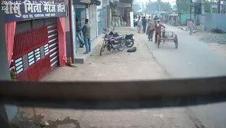 पटना में एक तेज़ रफ्तार और बेकाबू कार ने कहर बरपाया। दानापुर थाना क्षेत्र के गोला रोड स्थित झखड़ी महादेव मार्ग पर देर शाम हुए इस हादसे में कई लोगों को कार ने रौंद दिया। दर्दनाक दुर्घटना में एक बुजुर्ग की मौके पर ही मौत हो गई, जबकि कई अन्य लोग गंभीर रूप से घायल हो गए।