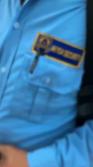 जमशेदपुर: केनरा बैंक की डिमना चौक शाखा में खाताधारक के साथ बदसलूकी, सुरक्षा गार्ड पर धक्का देने का आरोप
जमशेदपुर, [14/12/2025]
शहर के डिमना चौक स्थित केनरा बैंक की शाखा में ग्राहक सेवा को लेकर एक गंभीर और शर्मनाक मामला सामने आया है। बैंक में अपने खाते से संबंधित कार्य के लिए पहुंचे एक व्यक्ति ने आरोप लगाया है कि बैंक के सुरक्षा गार्ड ने उसके साथ अभद्र व्यवहार किया और उसे बैंक परिसर से धक्का मारकर बाहर निकाल दिया।
इस घटना ने बैंकिंग सेक्टर में ग्राहक सेवा के मानकों और सुरक्षाकर्मियों के आचरण पर गंभीर सवाल खड़े कर दिए हैं।
क्या है मामला?
पीड़ित व्यक्ति, जिसकी पहचान उजागर नहीं हुई है, ने बताया कि वह बैंक में अपने बचत खाते से जुड़ी कुछ जानकारी प्राप्त करने या समस्या का समाधान करने के लिए गया था। उसका दावा है कि बैंक कर्मचारियों ने उसे उचित मार्गदर्शन नहीं दिया और एक डेस्क से दूसरे डेस्क पर भेजते रहे, जिससे वह परेशान हो गया।
जब उसने अपनी समस्या के समाधान के लिए जोर दिया, तो कथित तौर पर बैंक के सुरक्षाकर्मी ने हस्तक्षेप किया। पीड़ित का आरोप है कि सुरक्षा गार्ड ने न केवल उसके साथ मौखिक रूप से दुर्व्यवहार किया, बल्कि उसे धक्का देते हुए शाखा से बाहर कर दिया।
प्रत्यक्षदर्शियों का बयान
घटना के समय बैंक में मौजूद कुछ अन्य ग्राहकों ने भी इस व्यवहार पर आपत्ति जताई है। एक प्रत्यक्षदर्शी ने कहा, "बैंक आम जनता की सेवा के लिए होते हैं, न कि उन्हें परेशान करने या बाहर निकालने के लिए। ग्राहक के साथ ऐसा व्यवहार पूरी तरह अनुचित है।"
बैंक की प्रतिक्रिया
यह समाचार लिखे जाने तक, केनरा बैंक की डिमना चौक शाखा के प्रबंधन या मुख्य कार्यालय की ओर से इस घटना पर कोई आधिकारिक बयान या स्पष्टीकरण जारी नहीं किया गया है। बैंक आमतौर पर ग्राहकों के साथ सम्मानजनक व्यवहार और उनकी शिकायतों के त्वरित समाधान की नीति का दावा करते हैं।
ग्राहक क्या करें?
बैंकिंग विशेषज्ञों का कहना है कि किसी भी ग्राहक के साथ बैंक परिसर में ऐसा दुर्व्यवहार अस्वीकार्य है। ग्राहकों के पास अपने अधिकारों का उपयोग करने और शिकायत दर्ज करने के कई तरीके हैं:
शाखा प्रबंधक से शिकायत: तत्काल कार्रवाई के लिए शाखा प्रबंधक से लिखित या मौखिक शिकायत करें।
टोल-फ्री नंबर: केनरा बैंक के ग्राहक सेवा नंबर 1800 1030 पर शिकायत दर्ज कराएं।
ऑनलाइन पोर्टल: बैंक के आधिकारिक शिकायत पोर्टल पर विस्तृत शिकायत दर्ज करें।
बैंकिंग लोकपाल: यदि बैंक 30 दिनों के भीतर समाधान नहीं करता है, तो भारतीय रिजर्व बैंक के बैंकिंग लोकपाल से संपर्क किया जा सकता है।
इस घटना ने एक बार फिर बैंकों में स्टाफ और सुरक्षाकर्मियों के लिए उचित ग्राहक सेवा प्रशिक्षण की आवश्यकता को रेखांकित किया है, ताकि भविष्य में ऐसी घटनाओं को रोका जा सके।