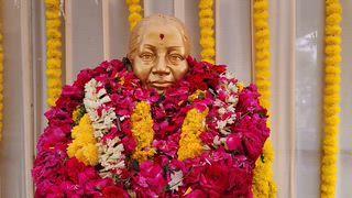 தஞ்சாவூர் மாவட்டம், பாபநாசம் கிழக்கு மற்றும் மேற்கு ஒன்றியம் சார்பாக  கிழக்கு ஒன்றிய செயலாளரும் அம்மா பேரவை மாவட்ட செயலாளருமான துரை.சண்முகபிரபு ஏற்பாட்டில் நடைபெற்ற அமைதி ஊர்வலத்தில் முன்னாள் சட்டமன்ற உறுப்பினரும் தஞ்சை மேற்கு மாவட்ட செயலாளருமான ரெத்தினசாமி தலைமையில் ஏராளமான அதிமுகவினர் பாபநாசம் அரசு மருத்துவமனையில் இருந்து அமைதி ஊர்வலமாக சென்று புதிய பேருந்து நிலையத்தில் புதிதாக வெண்கலத்தினால் செய்யப்பட்டு அலங்கரித்து வைக்கப்பட்டுள்ள  முன்னாள் முதலமைச்சர் ஜெயலலிதாவின் திரு உருவ சிலைக்கு  மாலை அணிவித்து மலர் தூவி மௌன அஞ்சலி செலுத்தி வருகின்ற சட்டமன்றத் தேர்தலில் கழகப் பொதுச் செயலாளர் எடப்பாடி பழனிச்சாமி தலைமையில் ஆட்சி அமைப்போம் என உறுதிமொழி ஏற்றுக்கொண்டனர். அதனைத் தொடர்ந்து பொதுமக்களுக்கு அன்னதானம் வழங்கப்பட்டது. 
இந்நிகழ்ச்சியில் மாவட்ட ஒன்றிய நகர கிளை கழக நிர்வாகிகள் பலர் கலந்து கொண்டனர்.