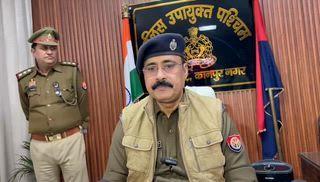 कानपुर/शिवराजपुर ब्रेकिंग
शिवराजपुर पुलिस ने लूट का किया खुलासा
कुछ दिन पूर्व टोल प्लाजा पास ई रिक्शा चालक साथ हुई थी लूट
थाना प्रभारी निरीक्षक वरुण शर्मा ने टीम गठित कर किया खुलासा
पुलिस ने खुलासे में चोरों के पास से ई रिक्शा सहित 11 सौ रुपए बरामद किए
पकड़े गए तीनों चोर उत्तरीपुरा क्षेत्र के निवासी है
वरुण शर्मा साथ एसआई राहुल यादव,साधना कुमारी,शिवम,हेमंत,शुभम,नरसिंह साथ अन्य पुलिस टीम रही मौजूद
डीसीपी पश्चिम दिनेश त्रिपाठी के समक्ष हुआ खुलासा