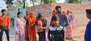 #hardoi- सत्ता से जुड़े भूमाफियाओं ने भाजपा बूथ अध्यक्ष की जमीन पर किया कब्ज़ा,
पांच दशकों से विवादित जमीन पर भाजपा बूथ अध्यक्ष का है कब्ज़ा,
न्यायालय में भी उक्त विवादित जमीन का मामला चल रहा विचाराधीन,
विरोध पर भूमाफियाओं ने भाजपा बूथ अध्यक्ष के परिवार को कोतवाली में कराया बंद,
पीड़ित परिवार ने पुलिस पर भी लगाया गंभीर आरोप,
भूमाफियाओं की सह पर पुलिस ने पीड़ित भाजपा बूथ अध्यक्ष के परिवार के पुरुषों व महिलाओं को जमकर पीटा,
शाहाबाद कोतवाली के बुधबाजार का मामला,