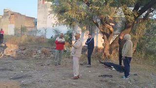 लालसोट :
पेड़ पर लटका मिला युवक का शव 
लालसोट शहर के गंगापुर रोड पर आज सुबह उस समय सनसनी फैल गई, जब राहगीरों ने सड़क किनारे स्थित एक खाली भूखंड में नीम के पेड़ पर एक युवक का शव लटका देखा। सूचना मिलते ही मौके पर भीड़ जमा हो गई। लोगों ने तुरंत पुलिस को इसकी जानकारी दी।
सूचना पर थानाधिकारी श्री किशन मीना पुलिस टीम के साथ मौके पर पहुंचे और पंचनामे की कार्यवाही कर शव को पेड़ से नीचे उतारकर मोर्चरी भिजवाया।
मौके से आधार कार्ड व दवा की पर्ची बरामद हुई है, जिस पर सायनीर बैरवा निवासी शाहपुरा का नाम दर्ज बताया जा रहा है। पुलिस बरामद दस्तावेजों के आधार पर मृतक की शिनाख्त में जुटी हुई है।
प्राथमिक जांच में मामला आत्महत्या का प्रतीत हो रहा है, हालांकि वास्तविक कारण पोस्टमार्टम रिपोर्ट के बाद ही स्पष्ट हो पाएगा। पुलिस का कहना है कि घटना के संबंध में परिजनों से भी संपर्क साधा जा रहा है।
घटना से इलाके में हड़कंप मचा हुआ है। पुलिस मामले की गहन जांच कर रही है।