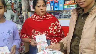 आज दिनांक 14/12/25 को   एंटी रोमियों स्क्वाड थाना कोतवाली फर्रुखाबाद द्वारा मिशन शक्ति के पांचवां चरण के  क्षेत्र में जाकर बालिकाओं एवम् महिलाओं को सशक्त और जागरूक किया गया तथा विभिन्न हेल्पलाइन  नंबर के बारे में जानकारी  दी गई